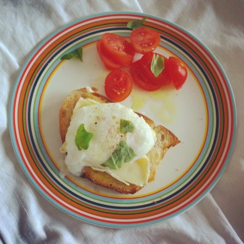 Underbara frukost med brie och pocherat ägg på surdeg
